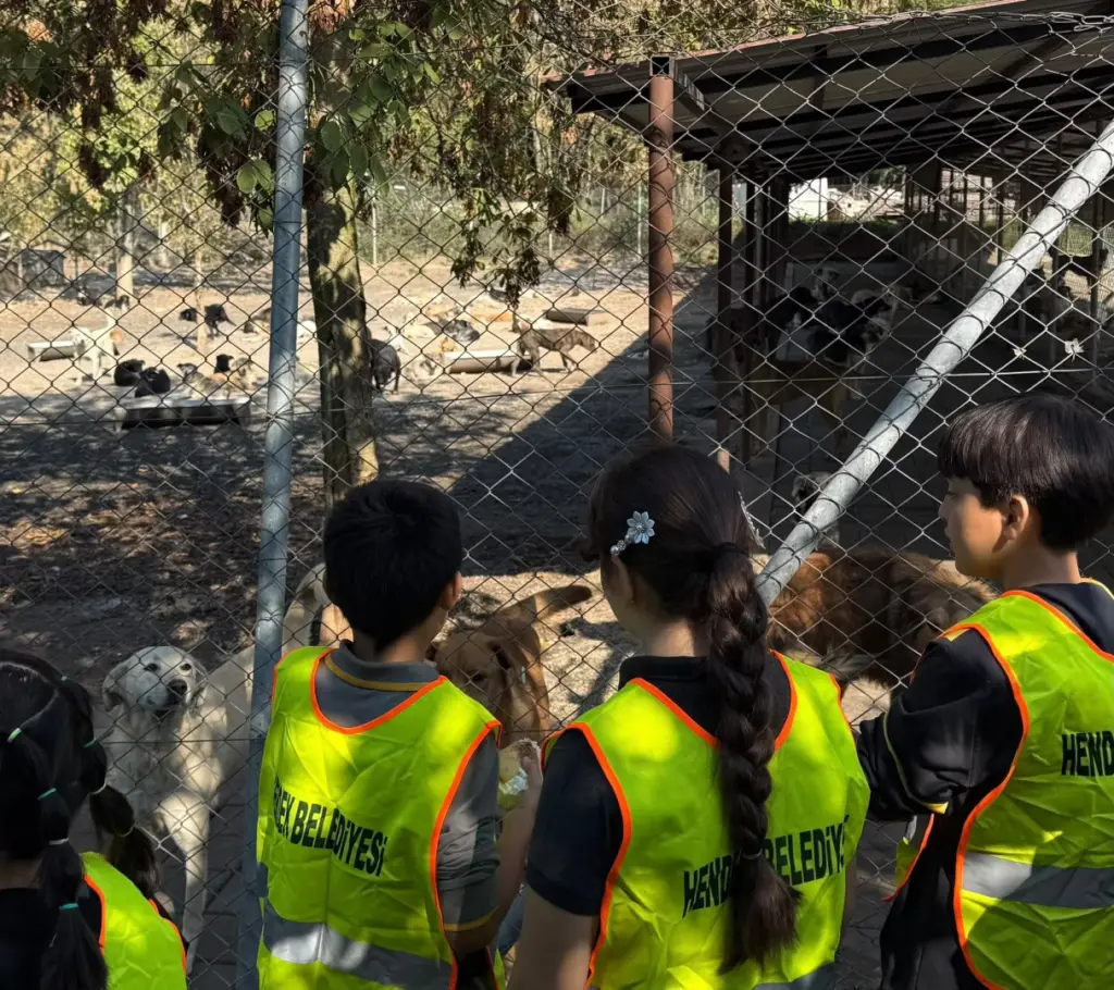 Minik Öğrenciler Hendek’te Can Dostları Ziyaret Etti