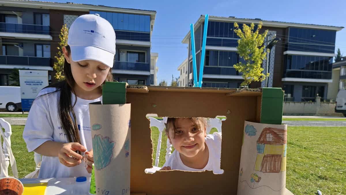 Minikler çevre bilinci için atık topladı ve sanat yaptı