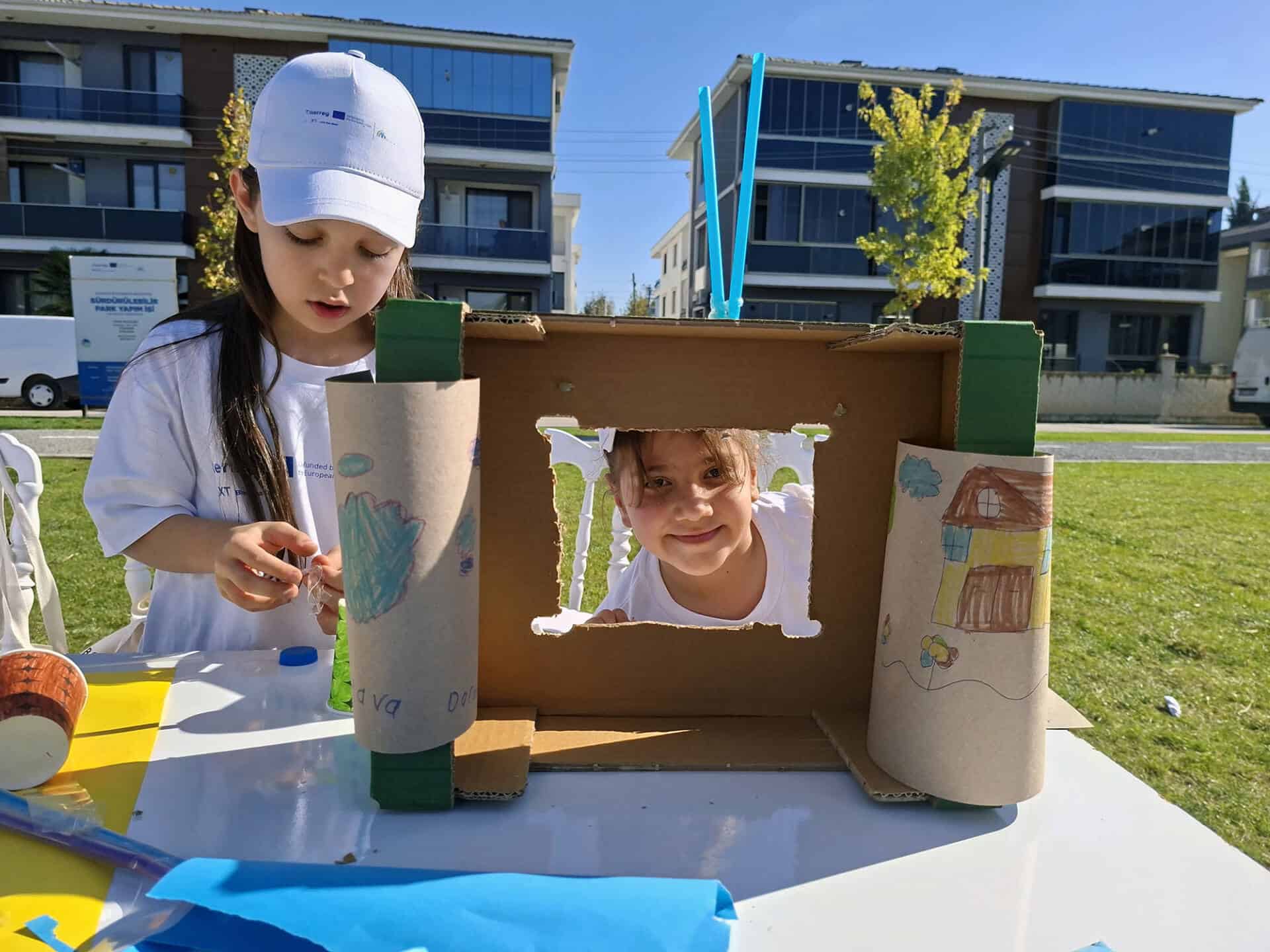 Minikler çevre bilinci için atık topladı ve sanat yaptı