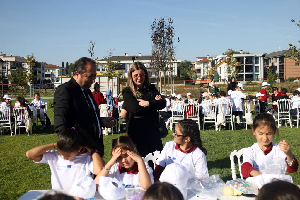 Minikler çevre bilinci için atık topladı ve sanat yaptı