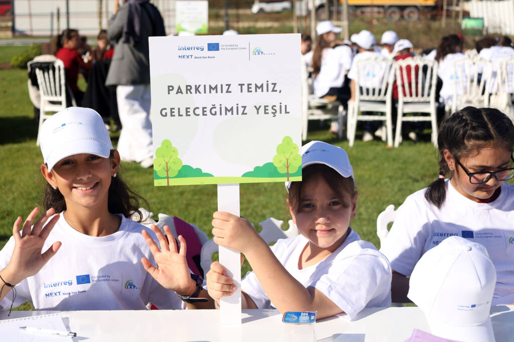 Minikler çevre bilinci için atık topladı ve sanat yaptı