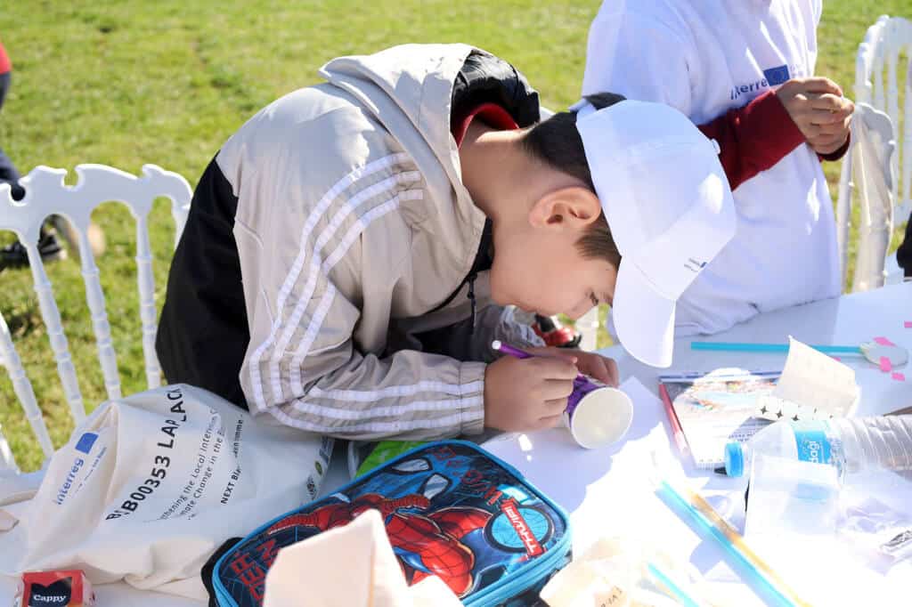 Minikler çevre bilinci için atık topladı ve sanat yaptı