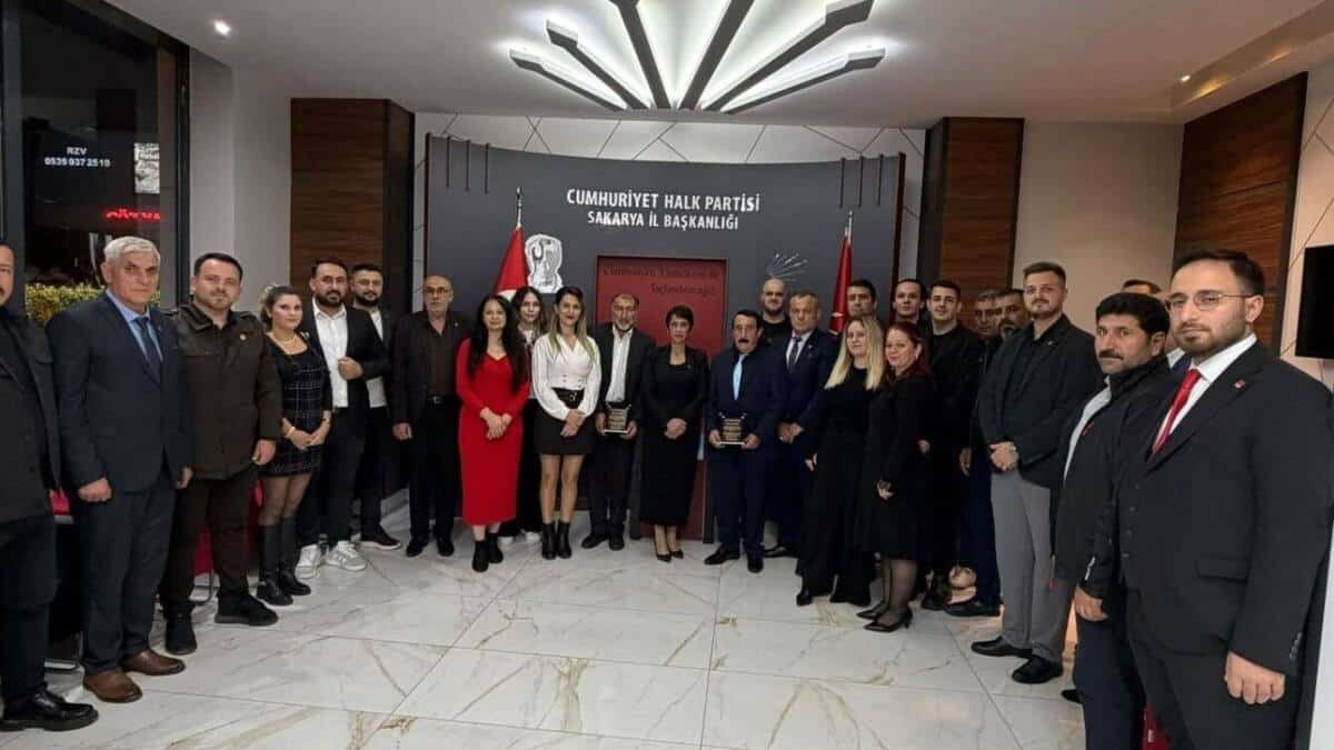 CHP’de 30 Yılını Dolduran Üyelere Onur Plaketi!