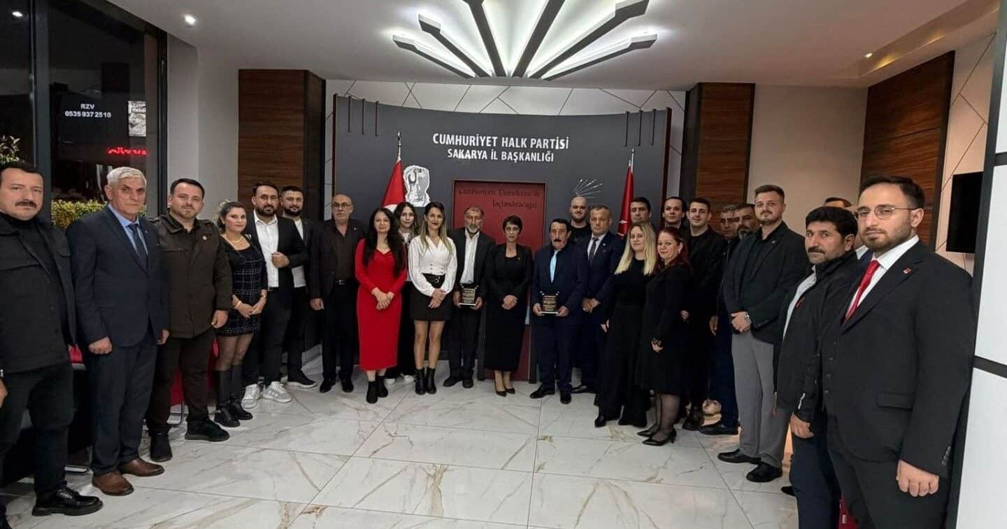 CHP’de 30 Yılını Dolduran Üyelere Onur Plaketi!