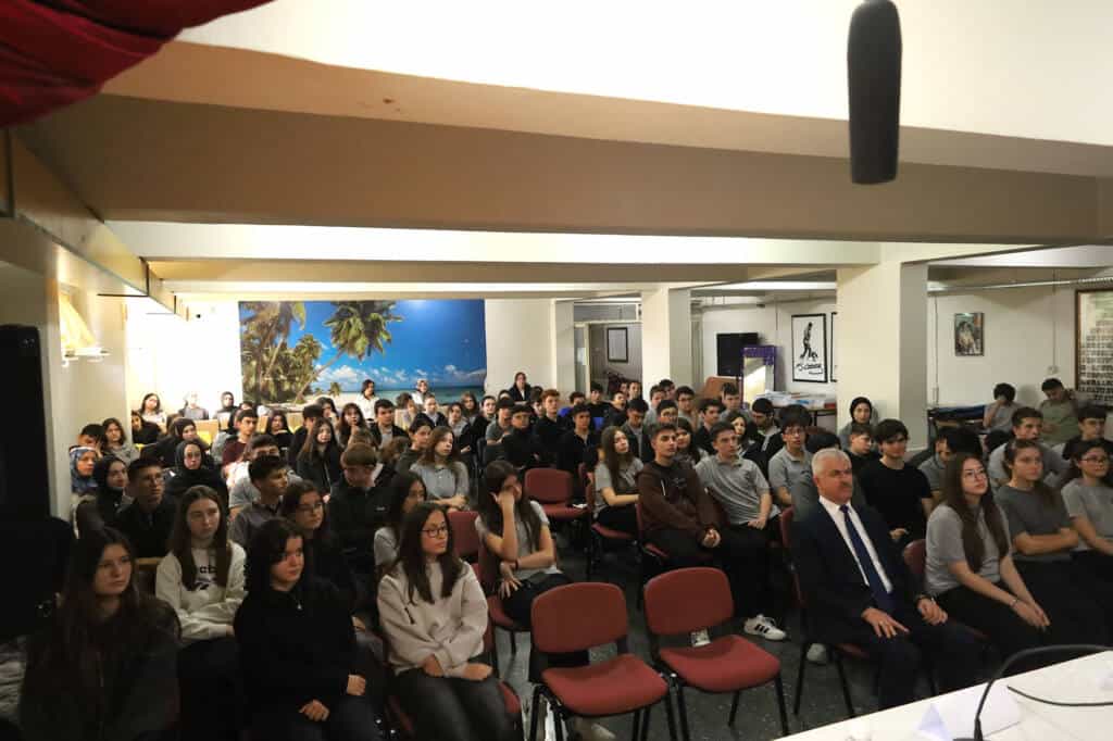 Şairler Liselerde Öğrencilerle Şiir Paylaştı