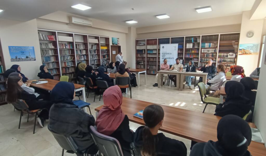 Şairler Liselerde Öğrencilerle Şiir Paylaştı
