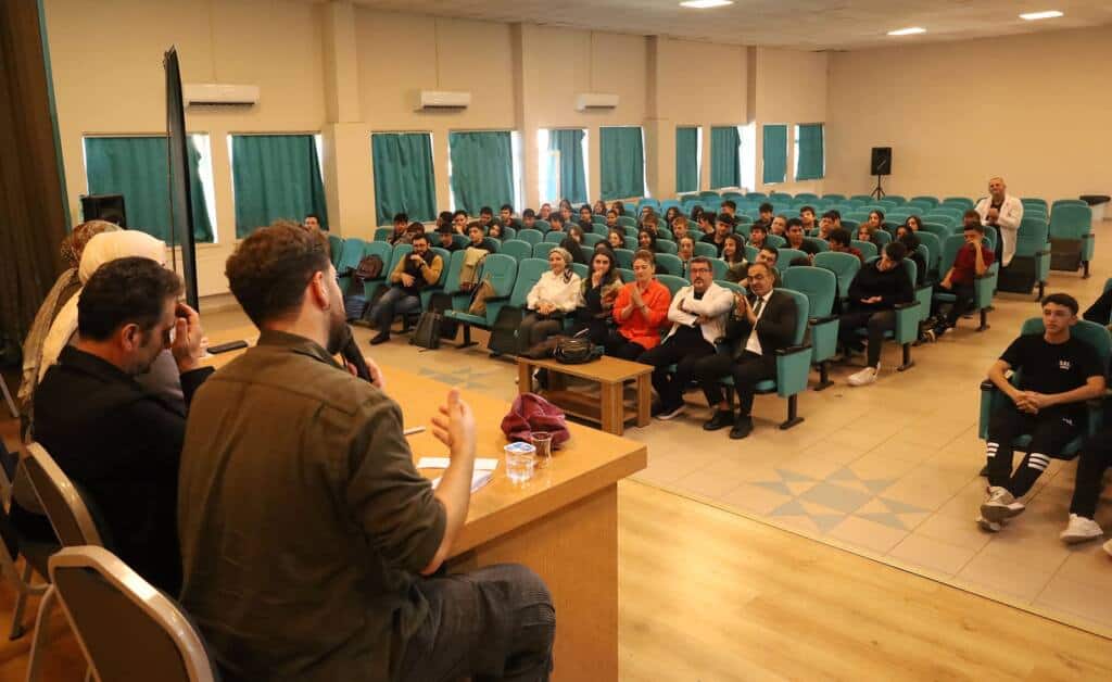 Şairler Liselerde Öğrencilerle Şiir Paylaştı