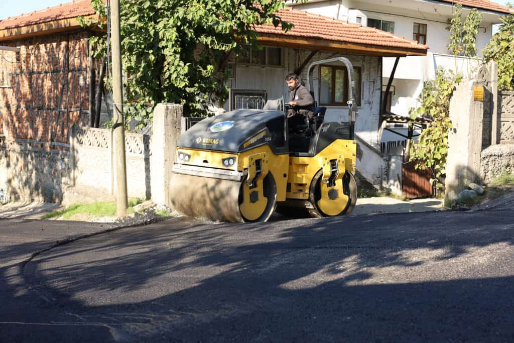 Sakarya Büyükşehir Hacımercan’da Asfalt Çalışması Yapıyor
