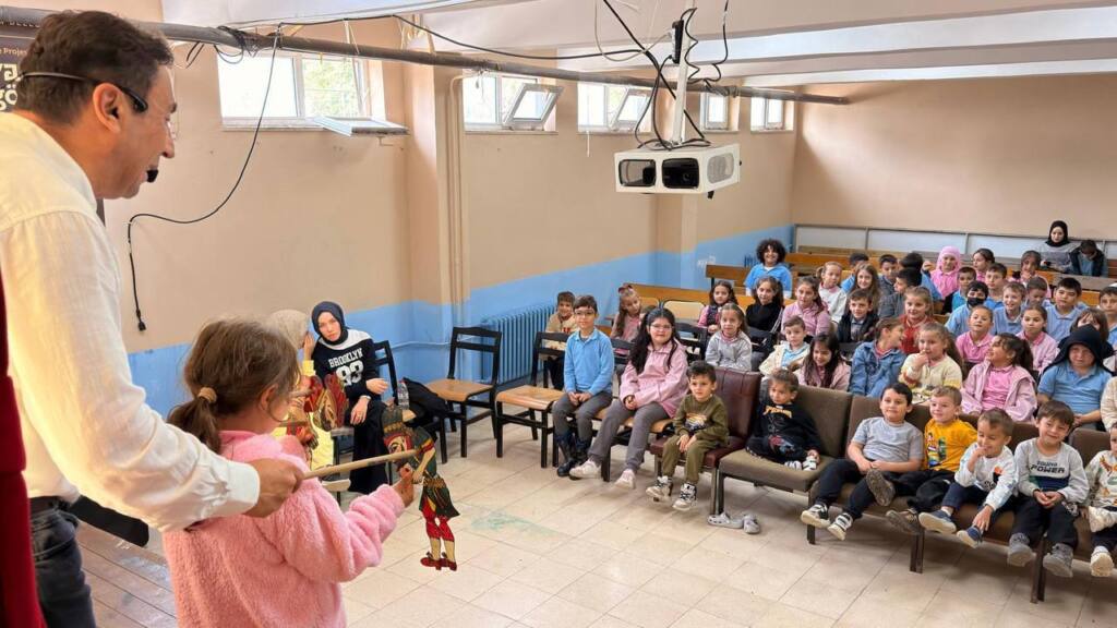 Sakarya’da Miniklere Karagöz ve Hacivat Gösterisi