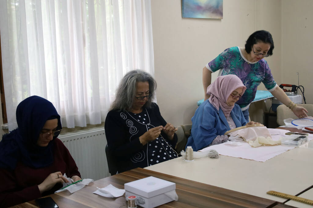 SAMEK kurslarında dikiş ve Antep işi öğreniliyor