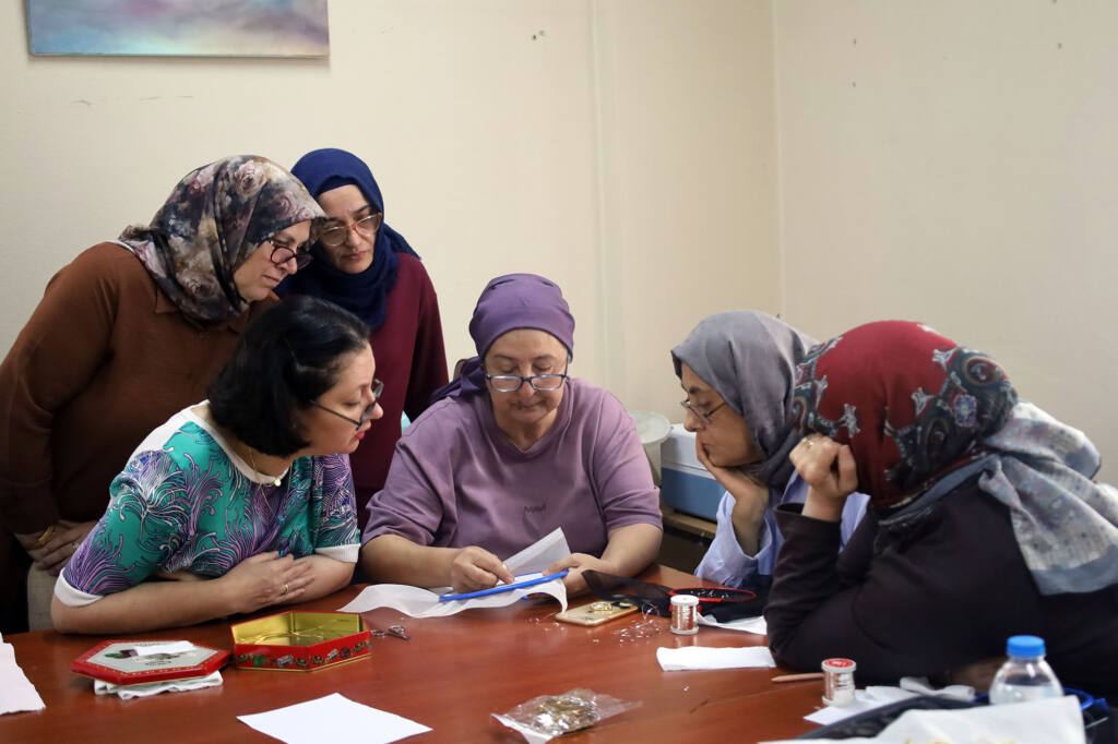 SAMEK kurslarında dikiş ve Antep işi öğreniliyor