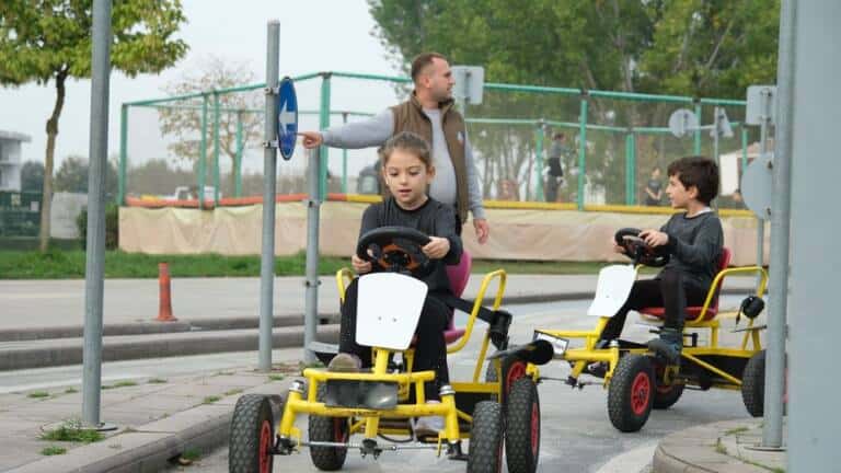 Serdivan Trafik Park’ta Miniklere Uygulamalı Trafik Eğitimi