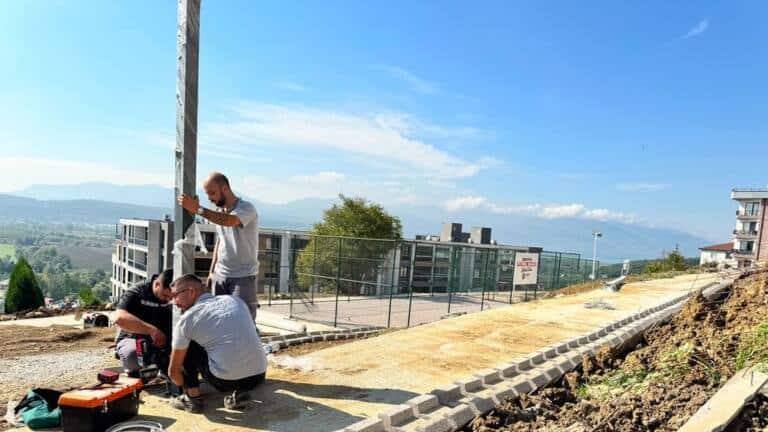 Serdivan’da Beşköprü Bölgesel Parkı ve Sentetik Sahada Çalışmalar Sürüyor