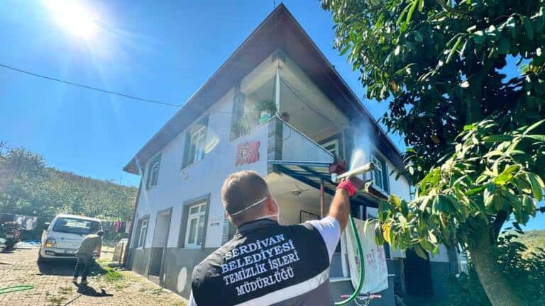 Serdivan’da Kahverengi Kokarcaya Karşı İlaçlama Yapıldı