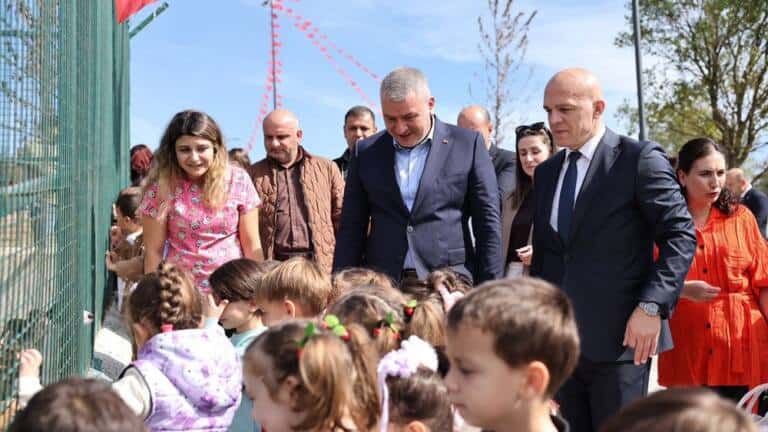 Serdivan’da Minikler Sahipsiz Hayvanları Ziyaret Etti