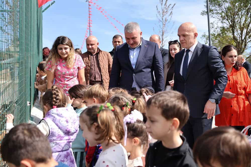 Serdivan’da Minikler Sahipsiz Hayvanları Ziyaret Etti