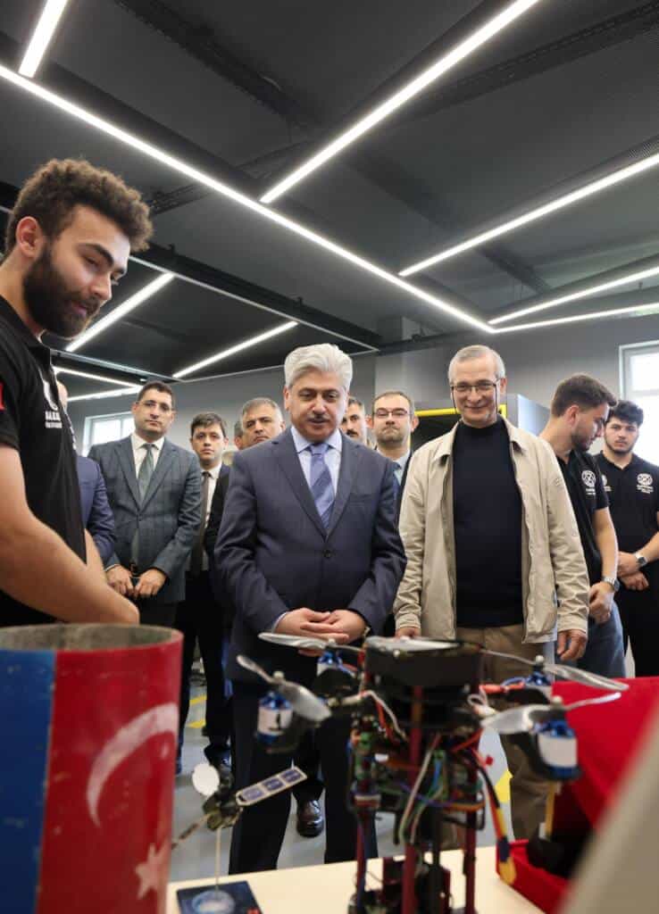 Vali Doğan Sakarya Üniversitesi Milli Teknoloji Atölyesi’ni Ziyaret Etti